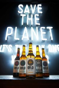 Schild Save the Planet und Bieren von BRLO
