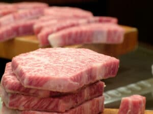 Durch die feine Marmorierung des Kobe Rindfleischs ist das Fleisch besonders beliebt.