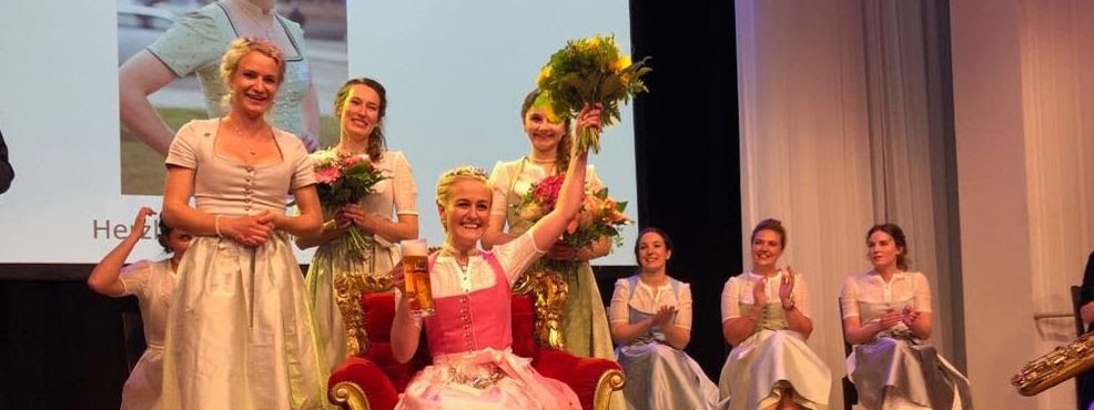 Frisch gekürte Bayerische Bierkönigin auf der Bühne mit ihrer Kontrahentinnen