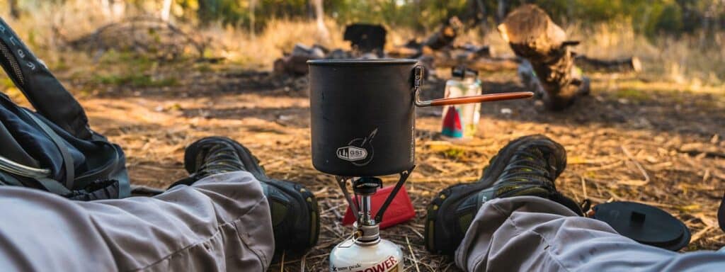 Campingküche bestehend aus einem Gaskocher und einem Topf