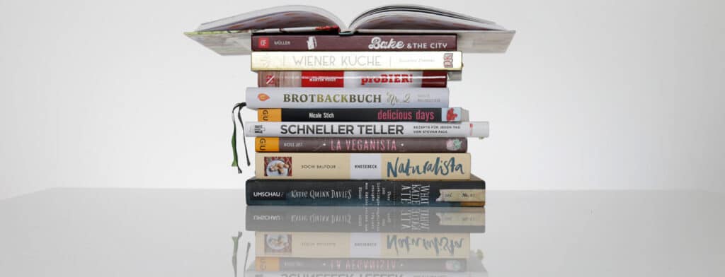 Stapel mit verschiedenen Büchern