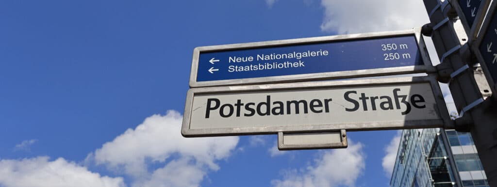 Straßenschild Potsdamer Straße vor blauem Himmel