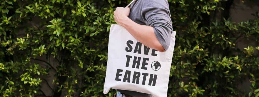 Eine Stofftasche im Alltag ersetzt die Plastiktüte und sensibilisiert für mehr Nachhaltigkeit