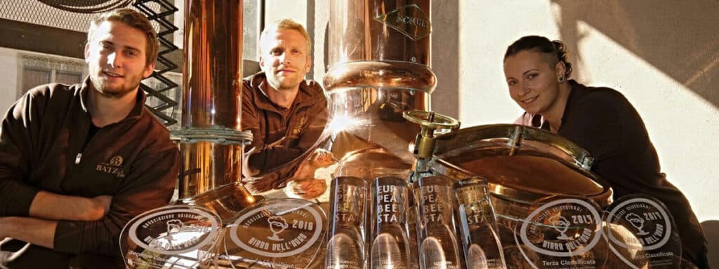 Brauer vor Braukessel bei Batzen Bräu