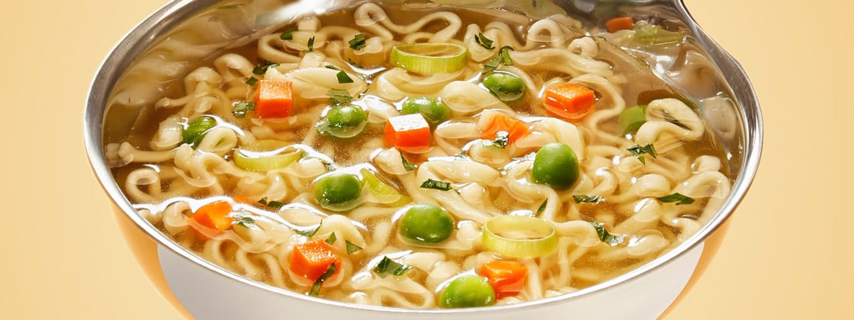 Bunte Suppe mit Nudeln und Gemüse