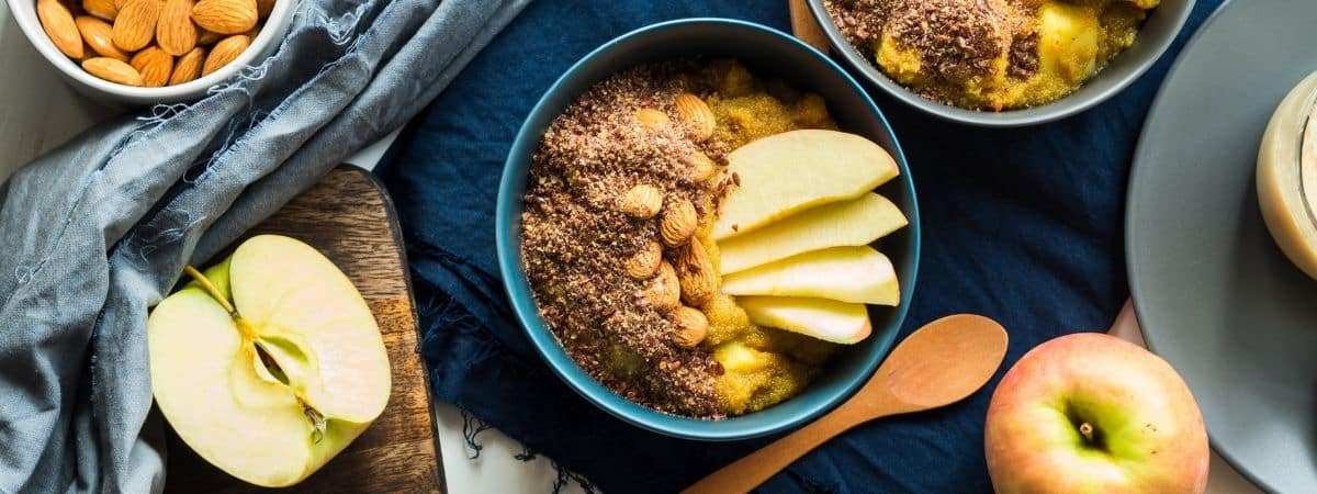 Warmes Porridge in der Schüssel, das nach ayurvedischen Prinzipien zubereitet wurde.
