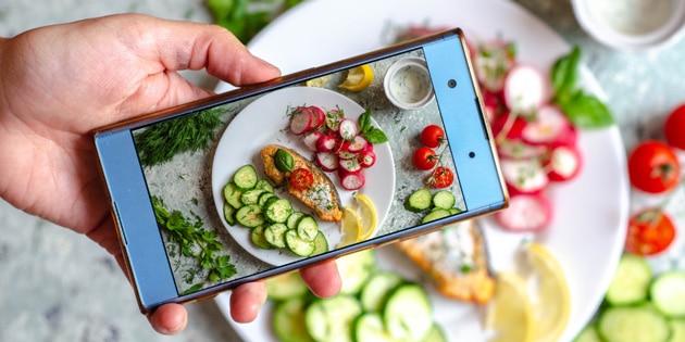 Handy fotografiert Essen auf Teller
