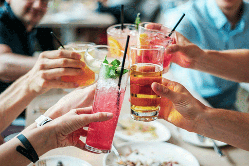Bunte Cocktails im Trend als Top-Tipp