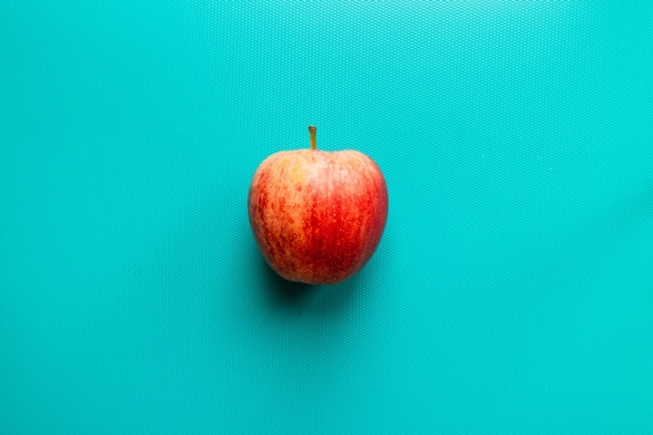 Heimische Apfelsorte vor blauem Hintergrund