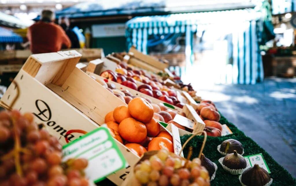 Nachhaltiges Essen gelingt durch den Einkauf beim regionalen Wochenmarkt.