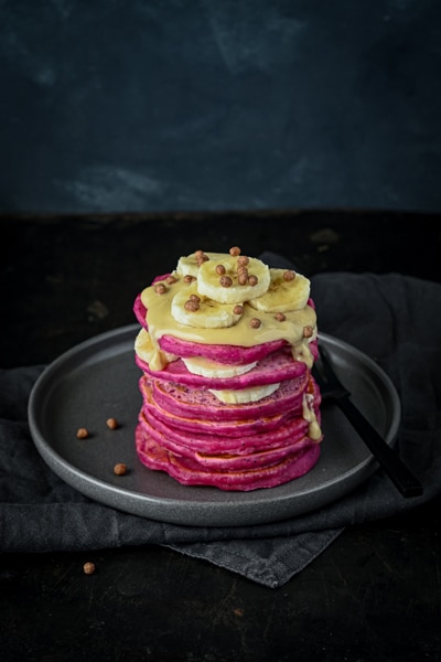 Bananen-Pancakes dank Pink vegan in besonderem Look