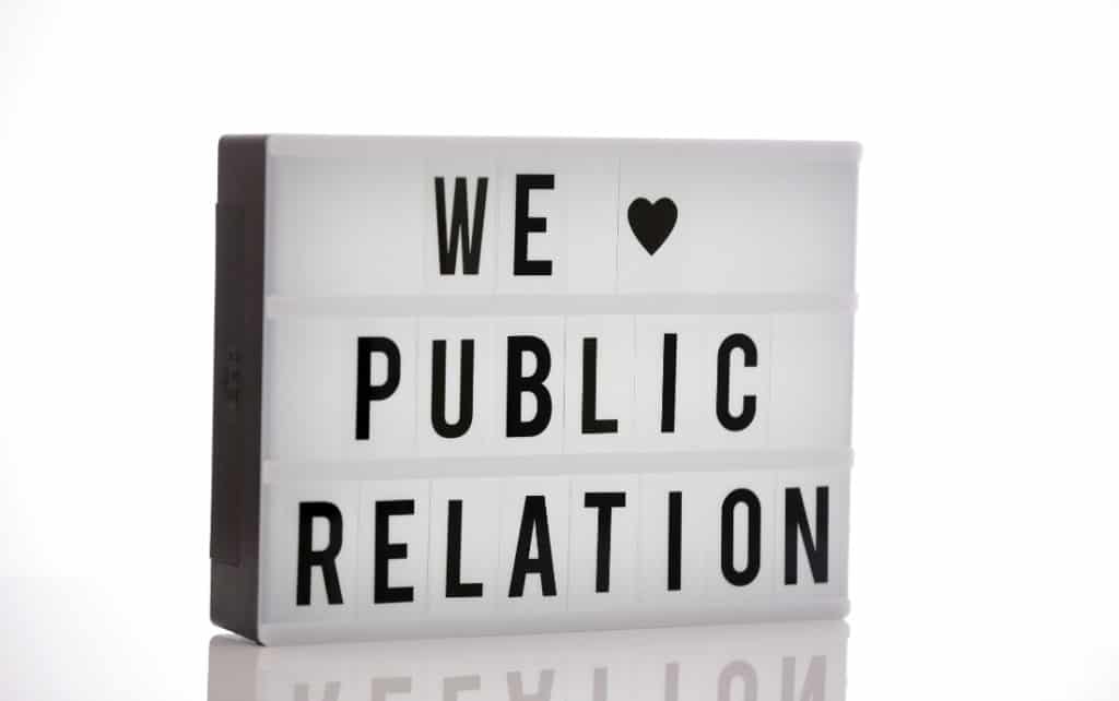 Lightbox mit Aufschrift „We love Public Relation“
