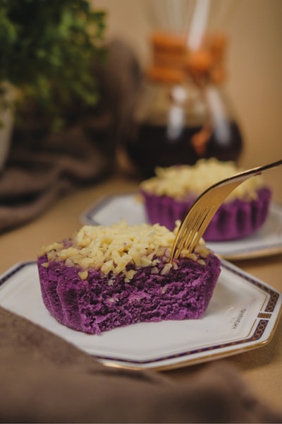 Kleine violette Kuchen mit Ube
