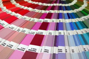 Breites Spektrum: Ein Farbfächer von Pantone, u.a. mit der Farbe des Jahres Ultra Violet.