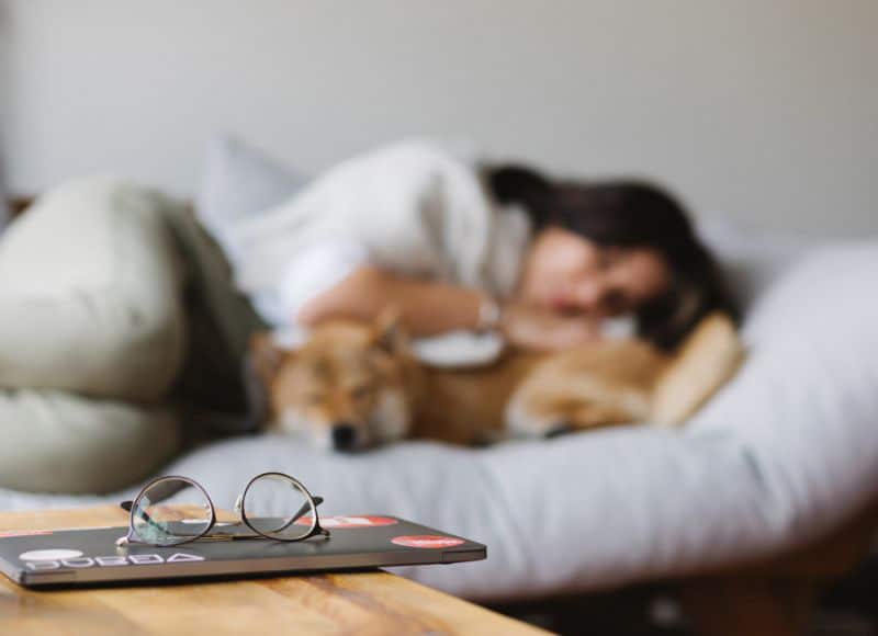 Frau, die im Bett liegt und ein Nickerchen macht