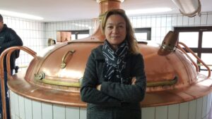 Sandra Ganzenmüller vor einem Braukessel