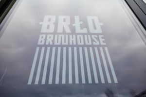 Schild bei der Brauerei BRLO