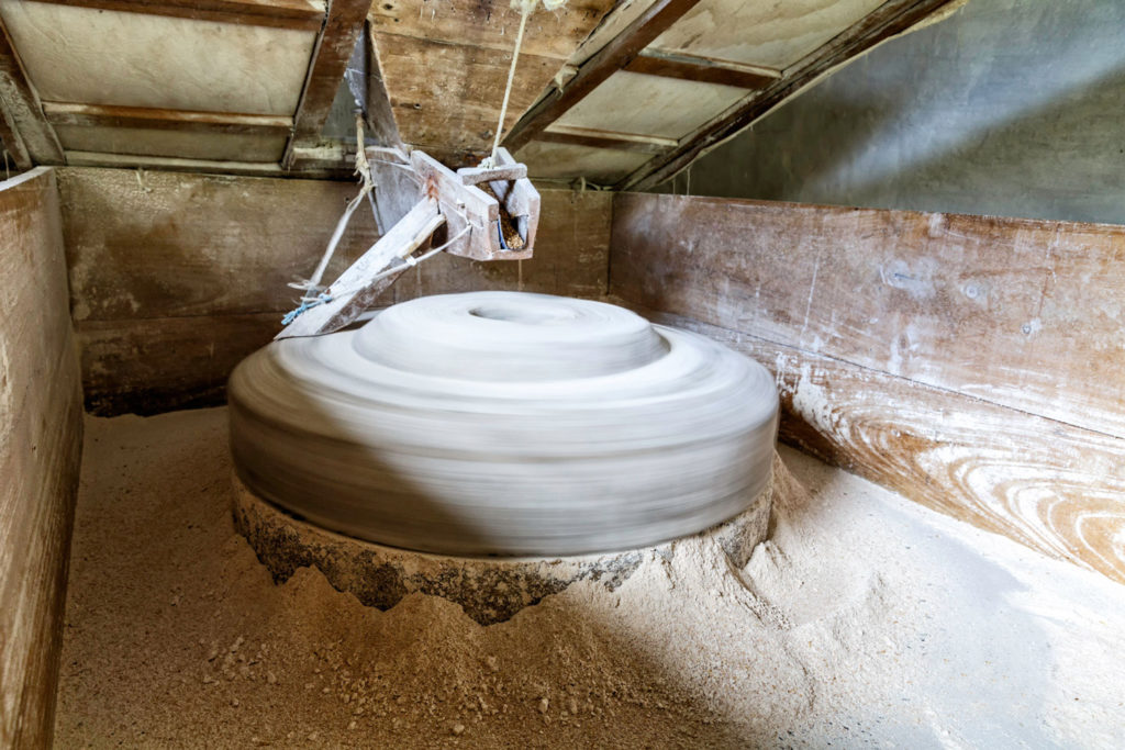 Getreidemühle mahlt Mehl