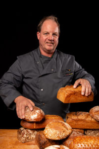 Brot-Sommelier Willi stapelt Brot mit Begeisterung