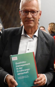 Prof. Dr. Johann Janssen präsentiert das Buch Qualitätsmanagement in der Ernährungswirtschaft