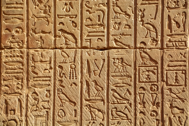 Hieroglyphen als erste Zeichen in der Geschichte der Schrift