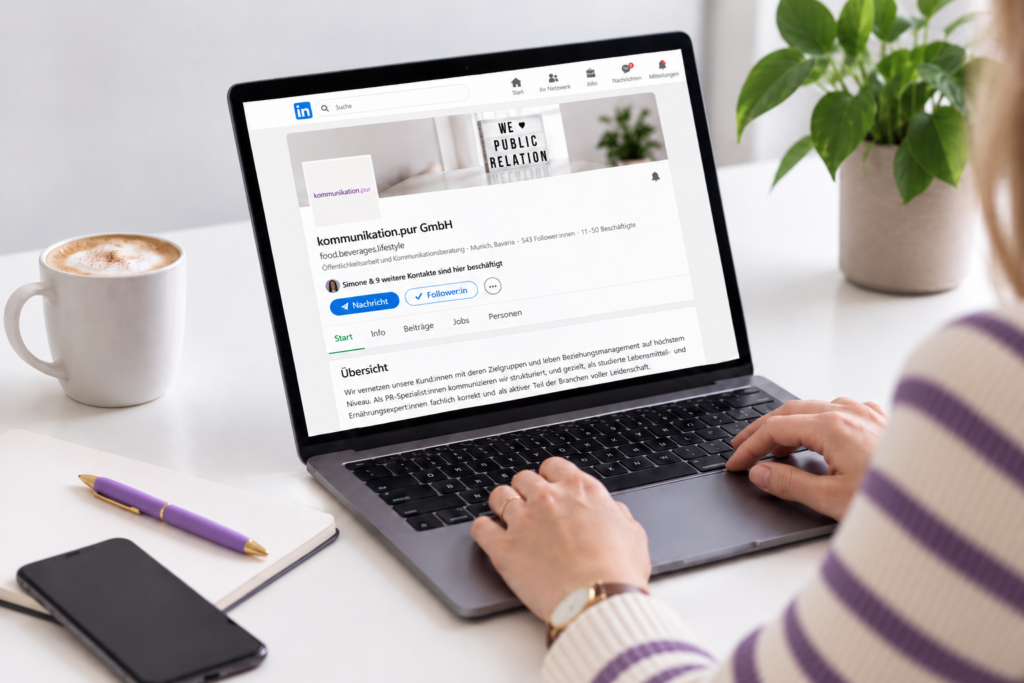 aptop mit dem LinkedIn-Unternehmensprofil von kommunikation.pur als Beispiel für B2B-Kommunikation auf Social Media