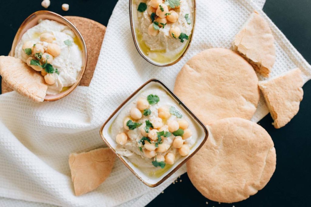 Hummus auf einem Tisch.