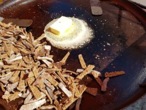 Küche Finnlands: In einer großen Pfanne mit viel Butter werden Brotrinden angebraten.