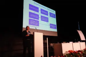 Verena Franke hält einen Vortrag und gibt Tipps, wie Präsentationen erfolgreich werden.