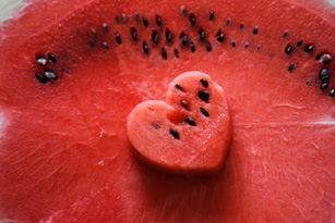 Superfood-Trend: Wassermelonenkerne im Fruchtfleisch