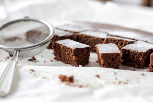 Der klassische Brownie schmeckt auch zum Tag des hellen Brownies