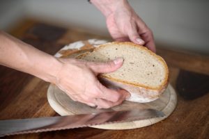 Verkostung eines aufgeschnittenen Brotes am Tag des Deutschen Brotes