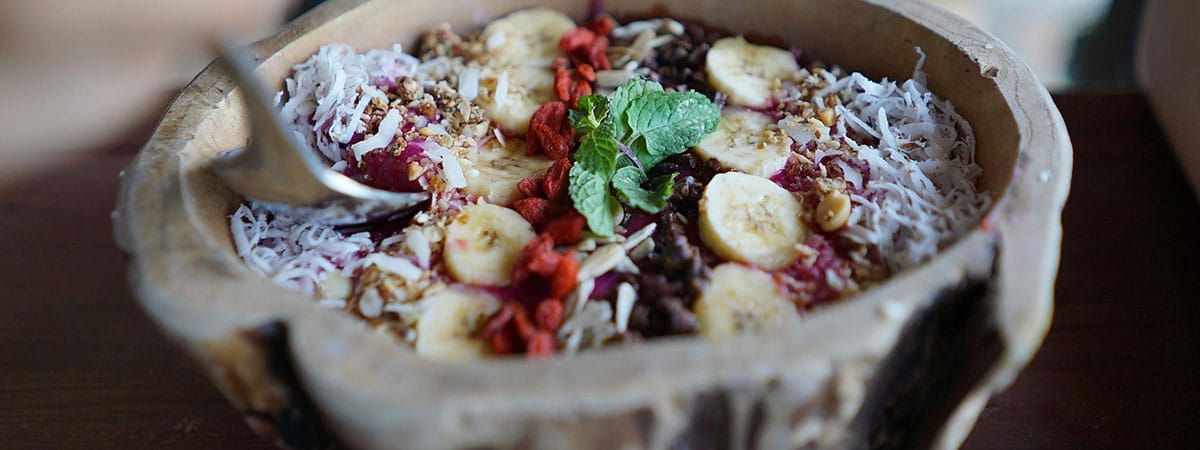 Acai Bowl mit frischen Früchten zum Frühstück