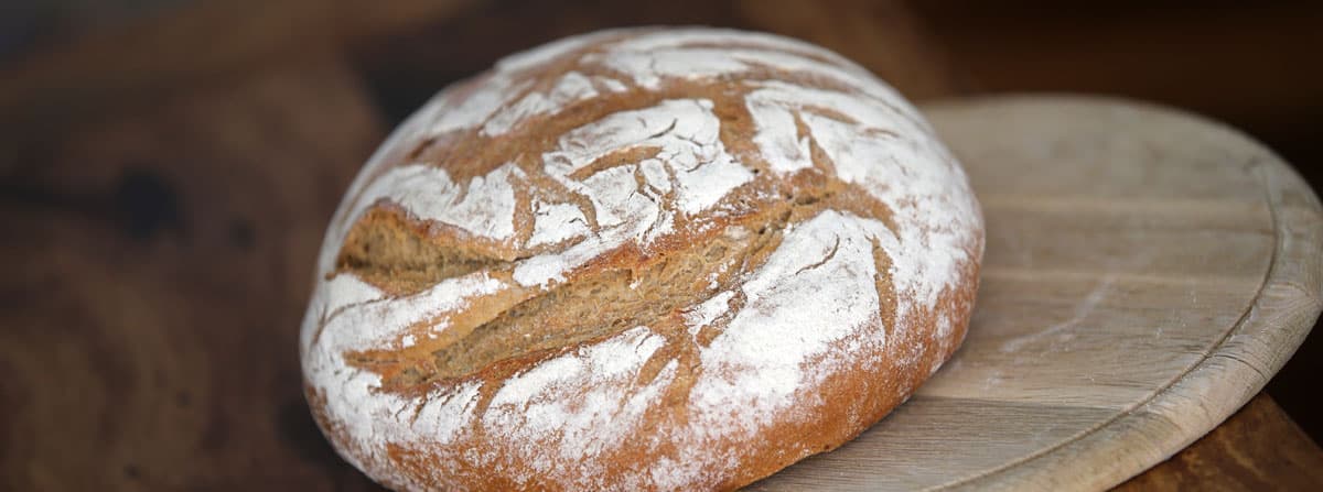 Brotlaib mit bemehlter Kruste