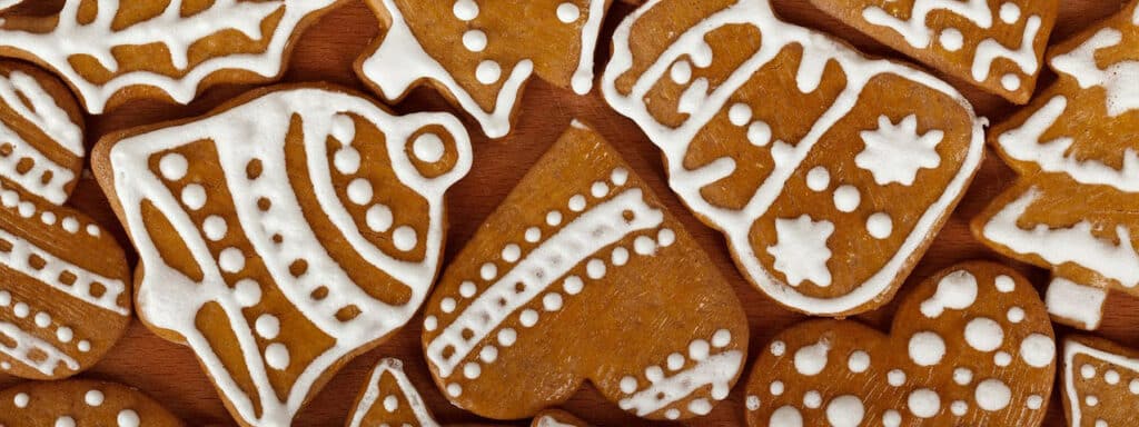 Klassische Braune Lebkuchen mit Zuckerguss-Verzierung