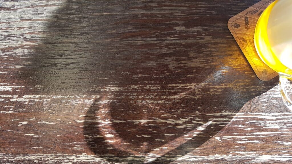 Ein schönes Motiv mit Bier auf Holztisch für Bierkultur