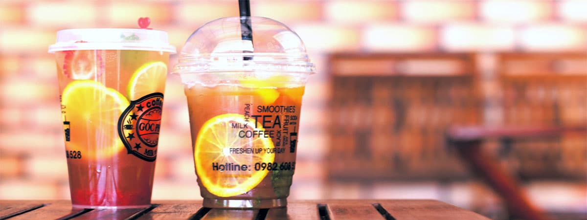 Zwei Bubble Teas auf Tisch in Plastikbechern