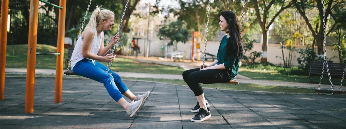 Zwei Frauen, die miteinander reden