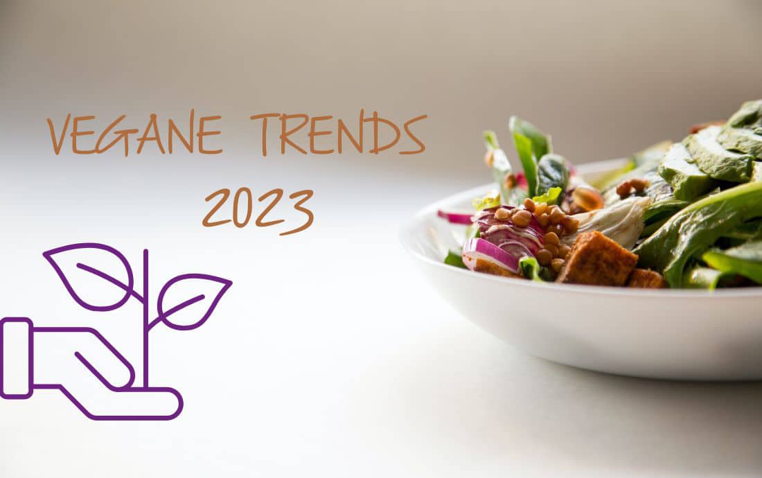 Teller mit Gemüse und Hülsenfrüchten inklusive Schriftzug „Vegane Trends 2023“