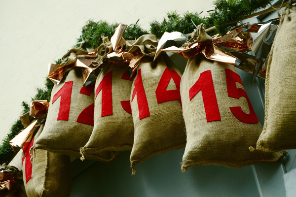 Befüllte Säckchen mit roten Nummern als Adventskalender