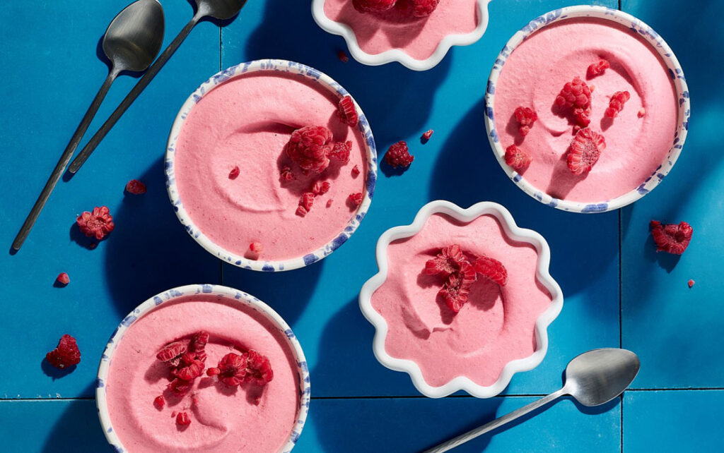 Rezeptfoto gefrorenes Himbeersoufflé in kleinen Schälchen