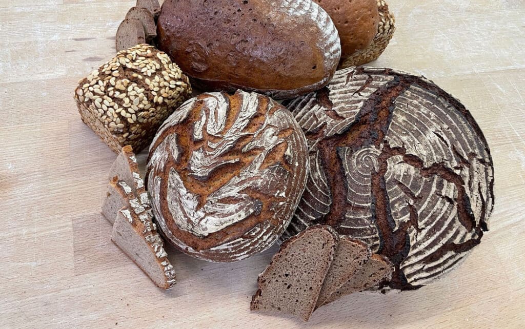 Verschiedene Brote – ganz und aufgeschnitten