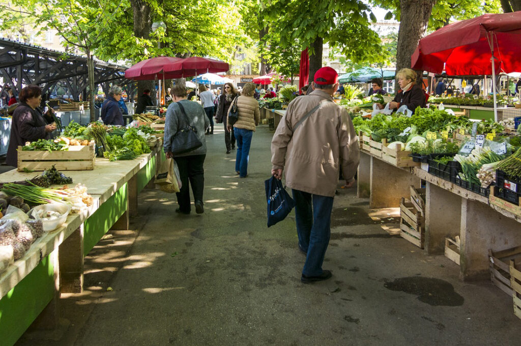 Personen auf einem Markt