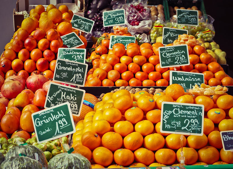 Marktstand mit Obst und Preisschildern