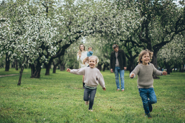 An Ostern gehört ein Familienspaziergang zu den Osterbräuchen