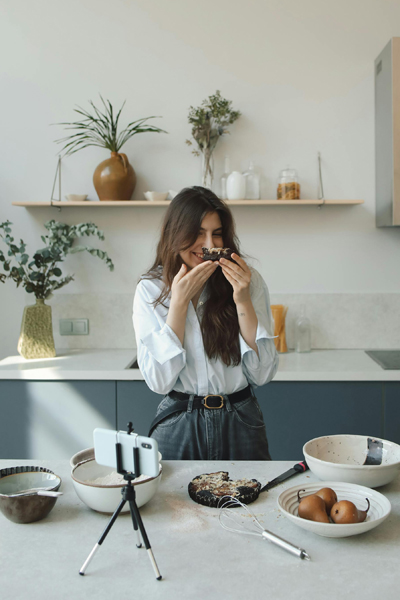 Influencerin fotografiert sich beim Essen.