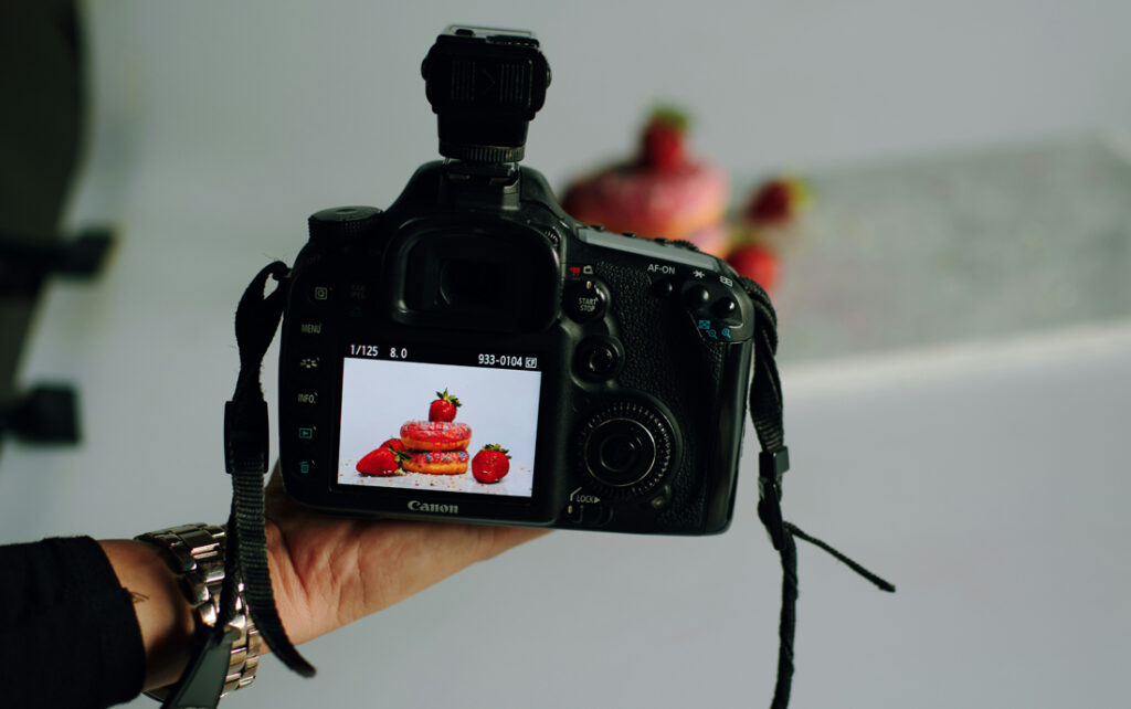 Kamerasicht auf ein fertiggestelltes Gericht.